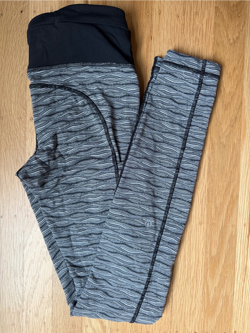 lululemon athletica Black Waist Gray Wave-Pattern High-Rise Leggings
